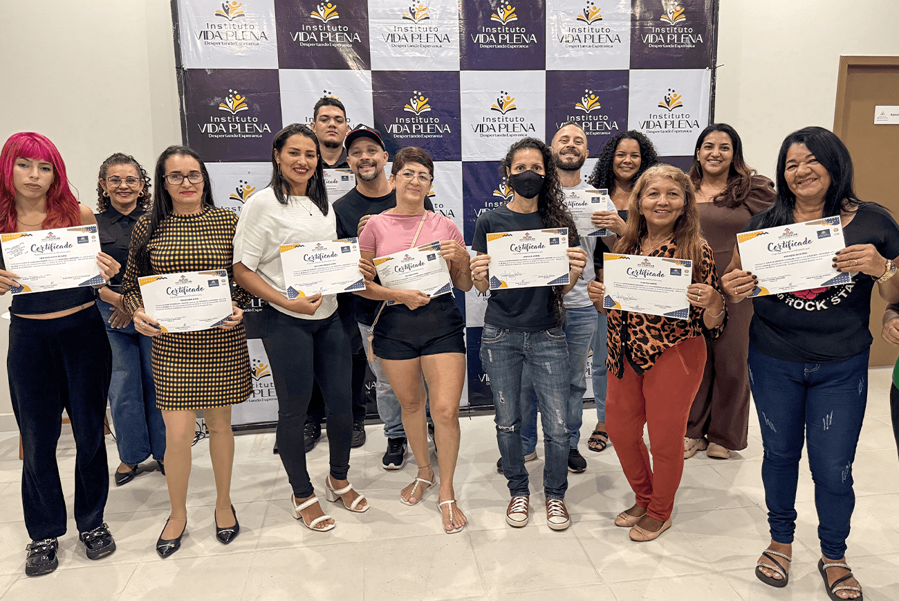 Cerimônia de entrega de certificados dos cursos profissionalizantes realizados pelo Instituto Vida Plena com execução educacional da Britoeducar