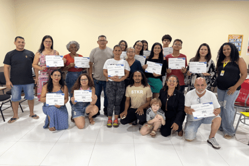 Alunos recebem a certificação do primeiro módulo dos cursos de Libras e Espanhol promovidos pela Britoeducar na Paróquia Sagrada Família, no bairro Tucumã.